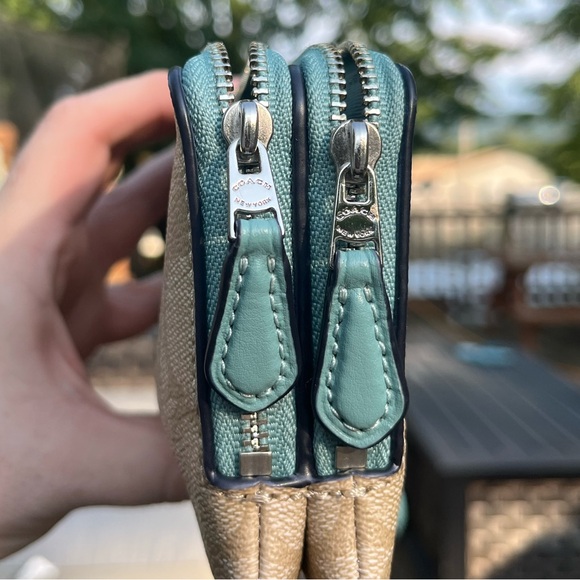 🔥 COACH wristlet signature canvas 🔥 - Picture 3 of 7